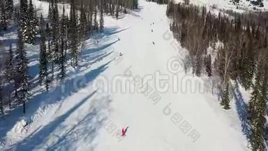 滑<strong>雪坡</strong>。 滑雪者和滑雪者滚下跑道. 一名滑雪者在宽阔的滑<strong>雪坡</strong>上的空中摄影